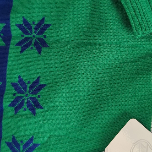 Vancouver Canucks Women's Christmas NHL sweater size Large New - Picture 10 of 10